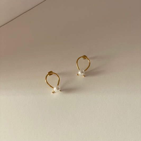 Minimalistic Pearl Stud Earrings