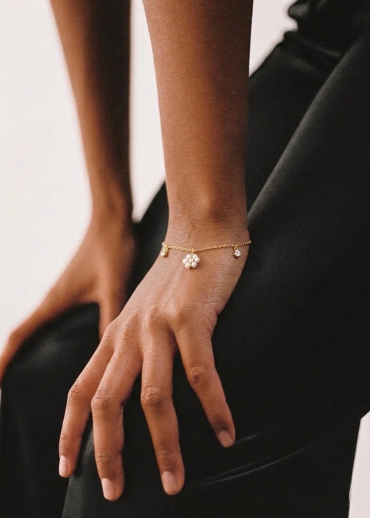 Нежна гривна с перли, цирконий и цветенца Lola