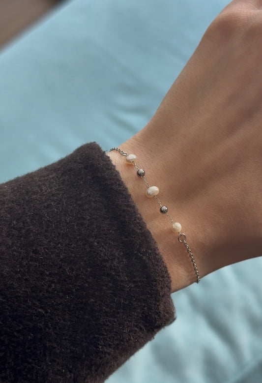 Нежна гривна със сладководни перли Ami