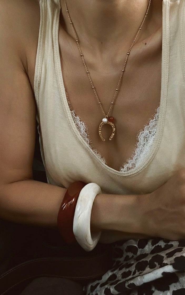 Nuve Horseshoe Pendant Necklace