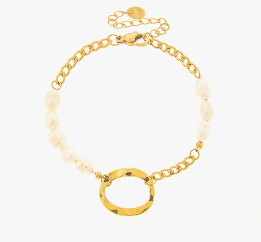 Златна гривна с естествени перли и кован елемент Ferbita Marea